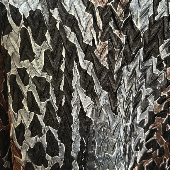 Caelian lightweight jacket to wear over dress or top. Crinkle material. Large - Picture 4 of 9